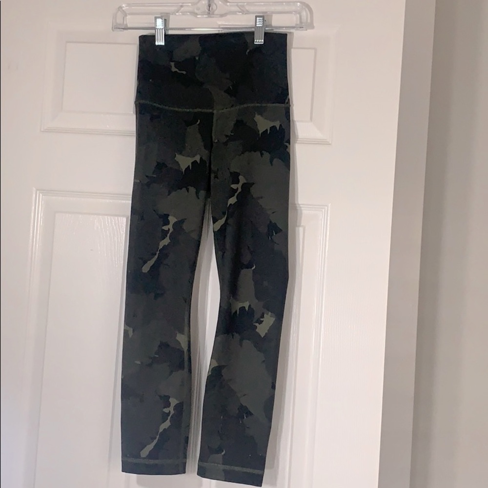 Camo cropped lululemon leggings - wunder under